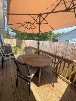 Outdoor dining - North Boulevard Breeze Stylish New Home Near Beaches & Historic District (St. Augustine)
