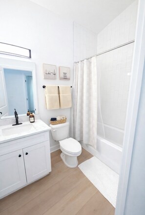 Shower, hair dryer, towels, soap - North Boulevard Breeze Stylish New Home Near Beaches & Historic District (St. Augustine)