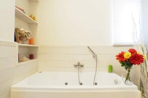 Shower, jetted bath, hair dryer, bidet - Elegant Apartment near Vatican and Gemini (Roma)