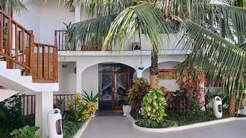 Familieværelse - 1 kingsize-seng - balkon - udsigt til pool