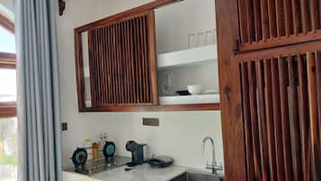 Deluxe-huvila, parveke, näköala uima-altaalle | Yksityinen keittiö