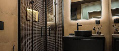 Regadera, secadora de cabello, toallas, jabón