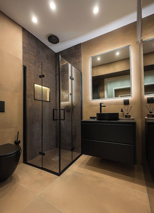 Shower, hair dryer, towels, soap - Uptown Luxury: Design and Comfort in Lisbon (Lisboa)