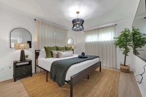 5 bedrooms, desk, iron/ironing board, travel cot - Indoor Pool & Hot Tub Near AT&T Stadium (Irving)
