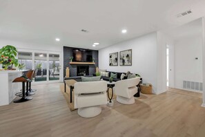 TV, offices - Indoor Pool & Hot Tub Near AT&T Stadium (Irving)