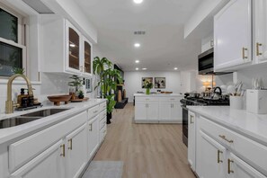 Fridge, microwave, oven, stovetop - Indoor Pool & Hot Tub Near AT&T Stadium (Irving)