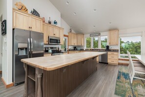 Microwave, oven, stovetop, dishwasher - Pelican Watch - - Block from Beach w/Hot Tub Dog Friendly (Cloverdale)