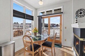 Dining - Marina Studio- King Bed, No Steps (Manistee)