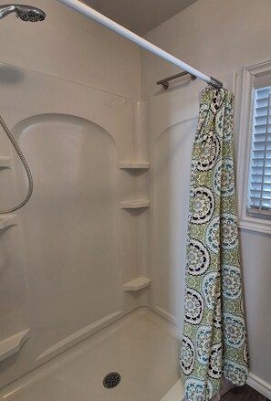 Shower, hair dryer, towels, soap - Lakefront Cottage on Private Road (Kawartha Lakes)