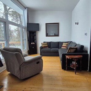 Smart TV, DVD player - Lakefront Cottage on Private Road (Kawartha Lakes)