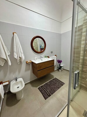 Shower, hair dryer, bidet, towels - Bebe three-room apartment with private garden (La Maddalena)
