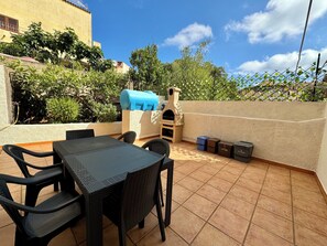 Outdoor dining - Bebe three-room apartment with private garden (La Maddalena)
