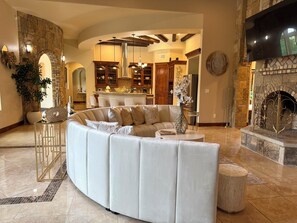 Living area - Spacious 5-bedroom Grand Estate in beautiful New Braunfels (New Braunfels)