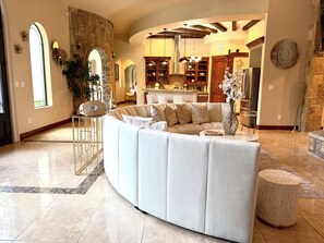 Living area - Spacious 5-bedroom Grand Estate in beautiful New Braunfels (New Braunfels)