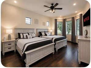 5 quartos, cofres nos quartos, Wi-Fi de cortesia, roupa de cama