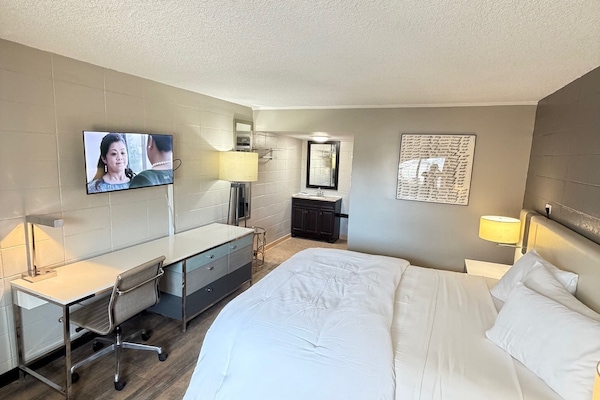 Single Room, 1 King Bed, Non Smoking | Desk, laptop workspace, free WiFi