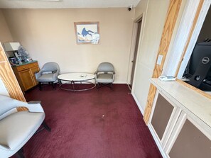 Interior - Deluxe Inn (Mauldin)