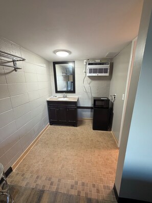 Interior - Deluxe Inn (Mauldin)