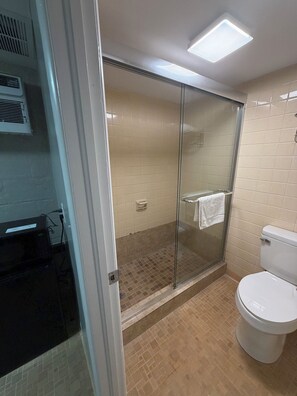 Bathroom - Deluxe Inn (Mauldin)