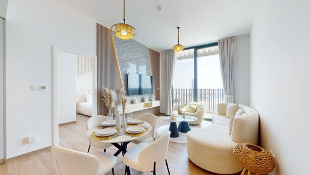 Una sala de estar moderna con comedor, que incluye un sofá, sillas, una mesa de centro y una mesa de comedor preparada para cuatro personas.