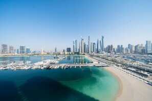 Marina - Modern 1 Bed l Private Beach l Pool, Gym Access (Emaar Beachfront)