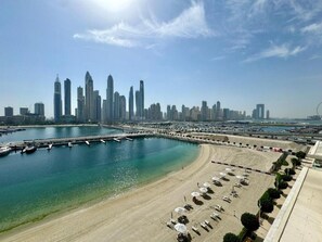Beach nearby - Modern 1 Bed l Private Beach l Pool, Gym Access (Emaar Beachfront)