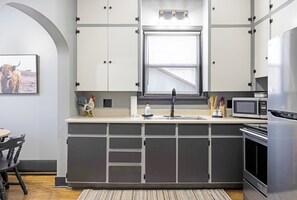 Kühlschrank, Mikrowelle, Ofen, Herdplatte
