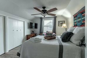 Desk, iron/ironing board, travel cot, WiFi - Louisville Charmer | Pet Friendly, Fenced Yard & Deck (Louisville)