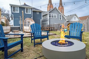 Property grounds - Spacious 5BR  Indy Stay 5 mins to  Downtown -Last-Minute Deals -HotTub - Firepit (Indianapolis)