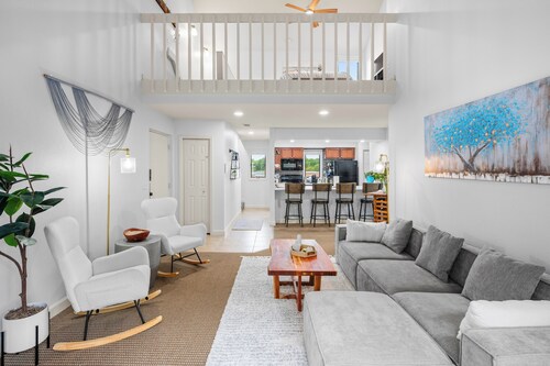 Fairway Loft- 2 BR/2BA Condo Minutes from Beaches, Ski Hills, & TC Horse Shows