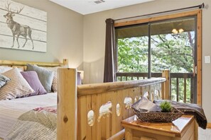 3 bedrooms, iron/ironing board, WiFi, bed sheets - Unobstructed Smoky Mountain Views, Hot Tub, Pigeon Forge (Pigeon Forge)