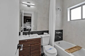 Een haardroger, handdoeken, zeep, toiletpapier