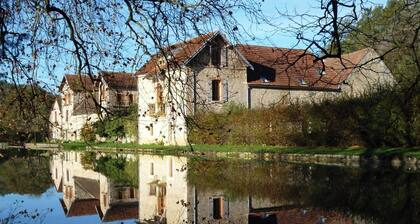 Ideal for vacations with family or friends! Beautiful, spacious gîte on the water's edge!