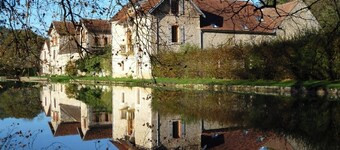 Ideal for vacations with family or friends! Beautiful, spacious gîte on the water's edge!