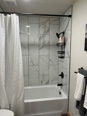 Een douche, een haardroger, handdoeken, zeep