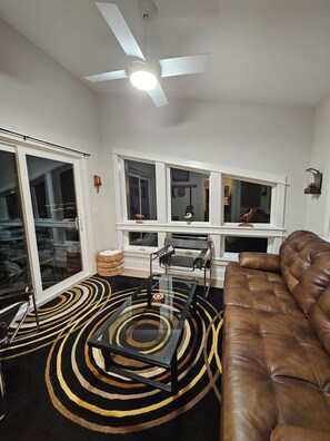 Living area - Modern Tiny House w/ Heated Pool in Kitty Hawk (Kitty Hawk)