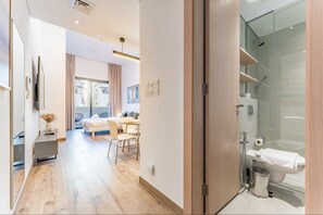 Hair dryer, towels, soap, toilet paper - Modern Studio in Oakley Square JVC with Pool, Gym & Cinema (Dubai)