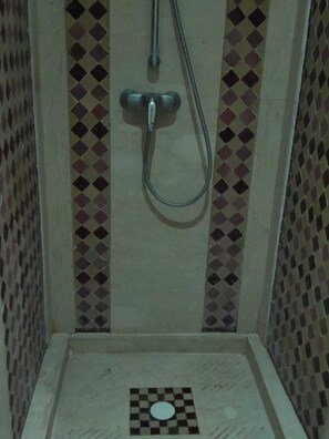 Towels, soap, toilet paper - Apartment Gueliz - Near ONCF station - Marrakech (Marrakech)