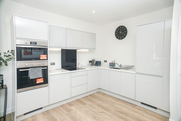 Private kitchen - Little Haven Thames view | Parking | Heathrow (Staines-Upon-Thames)