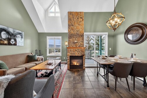 The Radium Experience | Top Floor | Mountain views | Pool | Hot Tub | Fireplace
