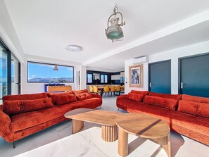 Smart TV, tavolo da calcetto, tavolo da ping pong