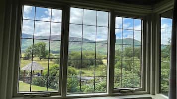 Deluxe Double Room, Hill View | Interior