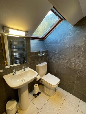 Phòng đôi Tiêu chuẩn, 1 giường đôi | Phòng tắm