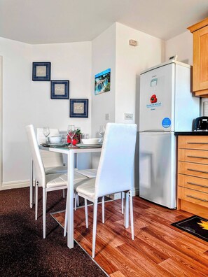 Apartment, 2 Bedrooms | Dining - Contractor-friendly 2BR Gem Wi-fi & Free Parking (Warrington)