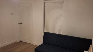 Nhà, 2 phòng ngủ, sân hiên | Phòng khách