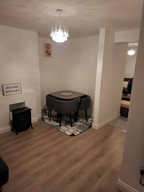 Casa, 2 habitaciones, patio | Restaurantes