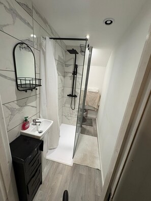 Casa, 2 habitaciones, patio | Baño