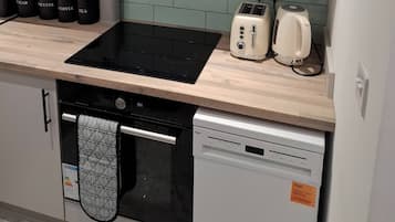 House, 2 Bedrooms, Patio | Private kitchen