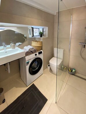 Shower, hair dryer, towels, soap - Chic Ferrié Riviera apartment (Menton)