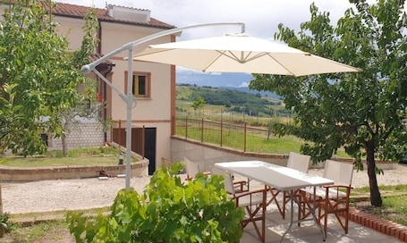Garden. COUNTRY HOUSE